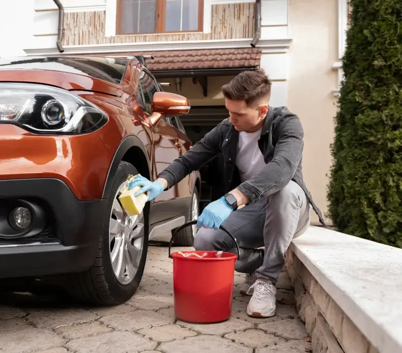 Lavage auto à domicile Thédirac : professionnel intervenant sur un véhicule